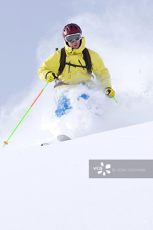 男子在犹他州阿尔塔滑雪图片素材