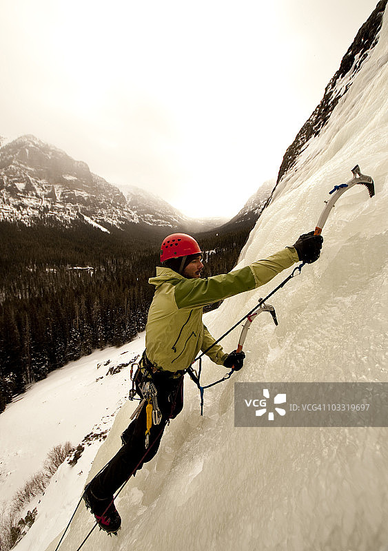攀冰男子图片素材
