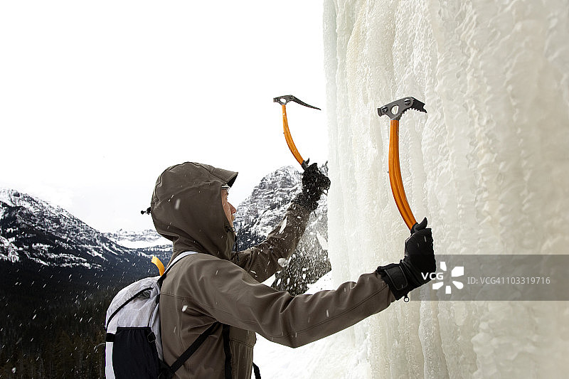 攀冰男子图片素材