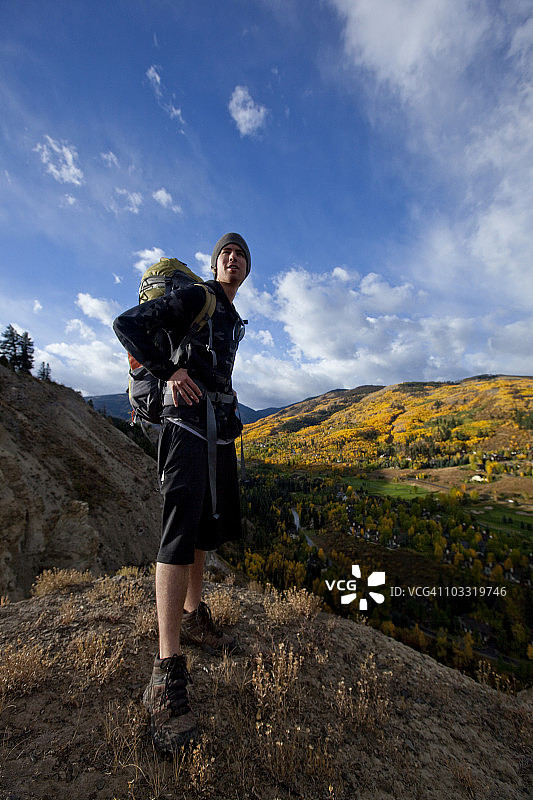男人俯瞰科罗拉多州的高尔夫球场和秋色图片素材