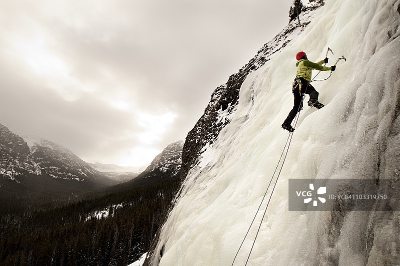 攀冰男子图片素材