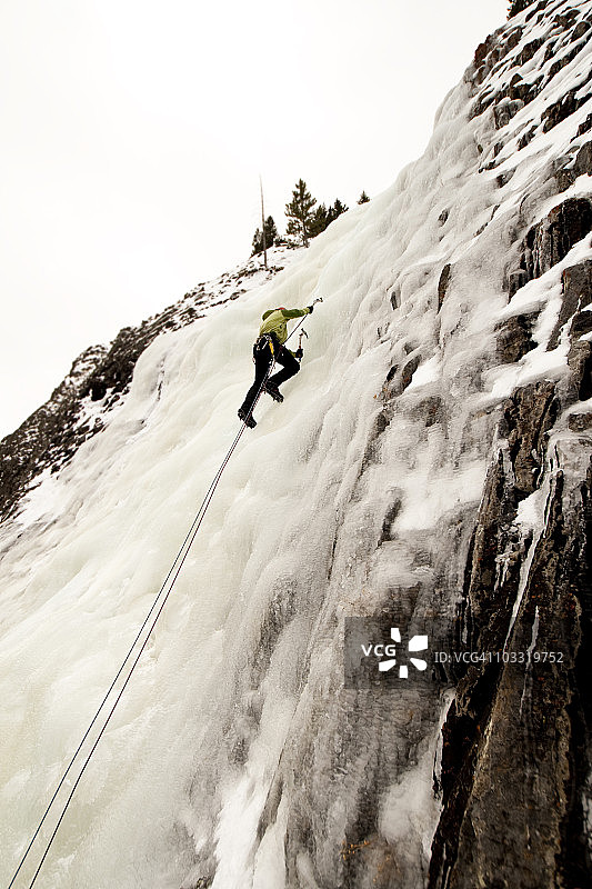 攀冰男子图片素材