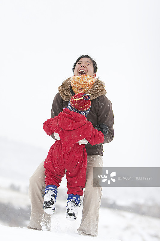 科林斯堡：两岁男孩在雪地里玩耍图片素材