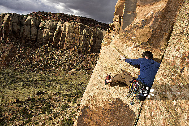 男人在犹他州印第安溪攀岩图片素材