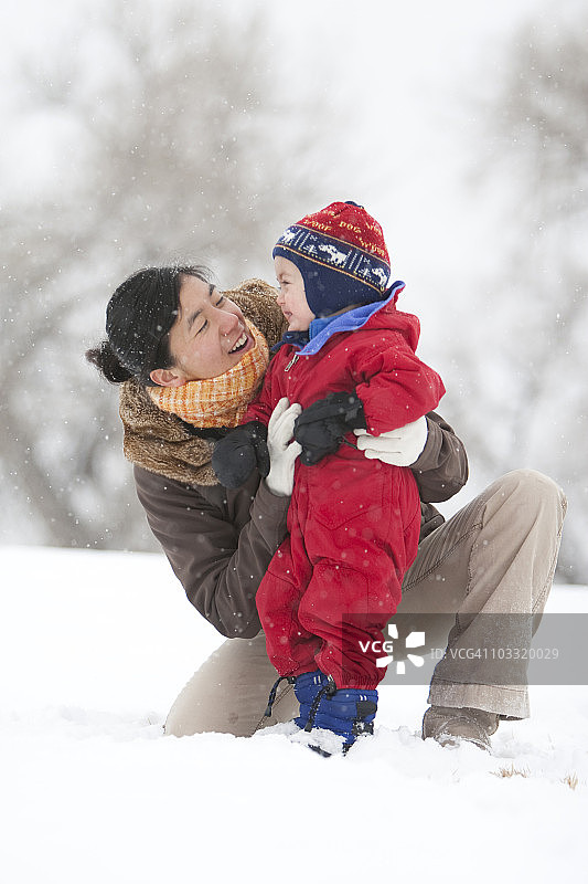 科林斯堡：两岁男孩在雪地里玩耍图片素材
