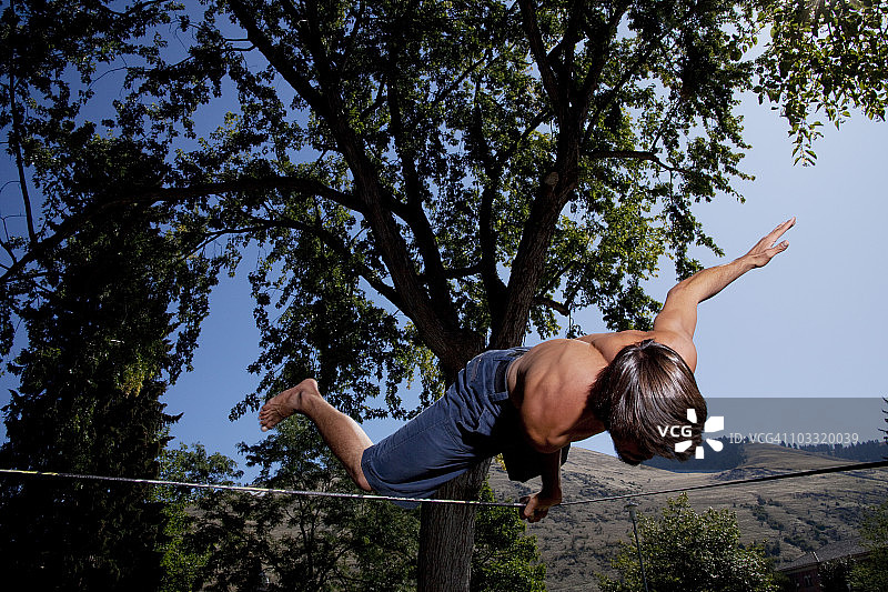 走扁带爱好者在蒙大拿州米苏拉大学校园玩扁带图片素材