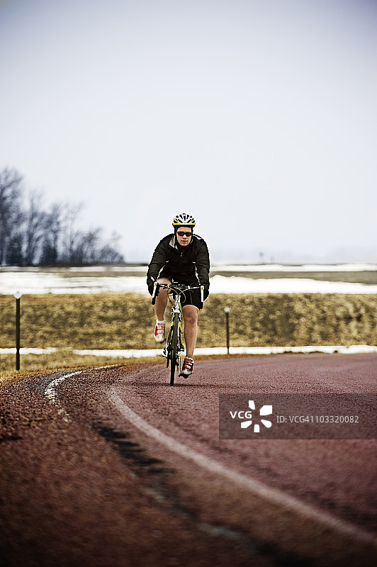 在寒冷多雾的冬日骑自行车的男人图片素材
