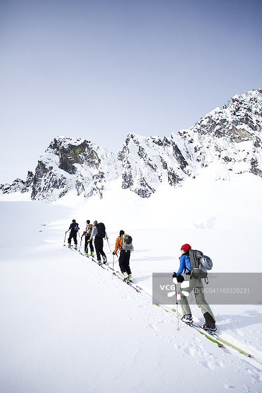 晴朗天气下的滑雪者图片素材