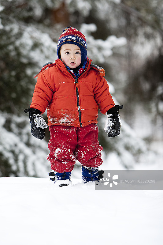 一个快两岁的男孩在科罗拉多州柯林斯堡的冬日雪地里行走图片素材