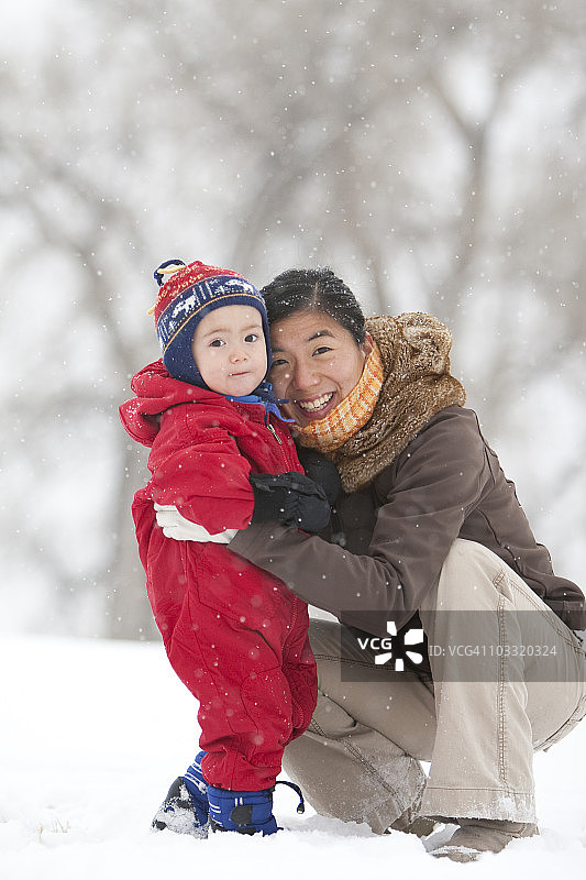 科林斯堡：两岁男孩在雪地里玩耍图片素材