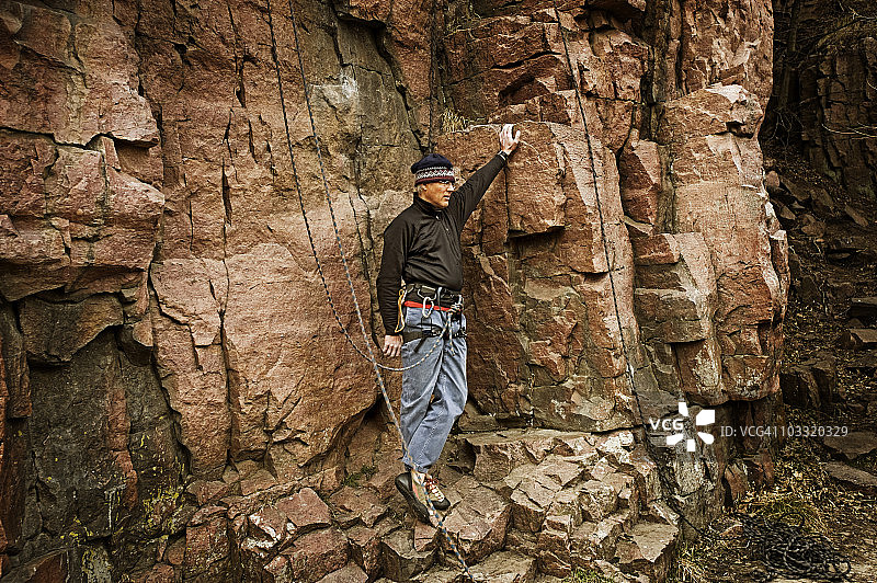 男人站在南达科他州 Palisades State Park 攀岩路线的底部图片素材