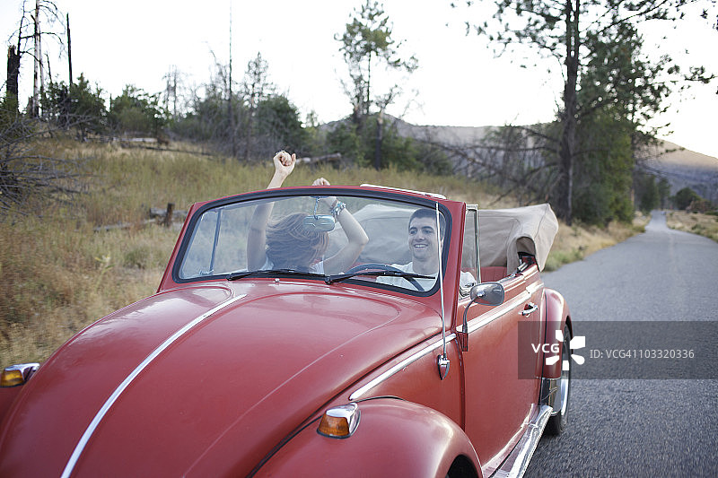 情侣驾驶复古汽车的欢乐时光图片素材