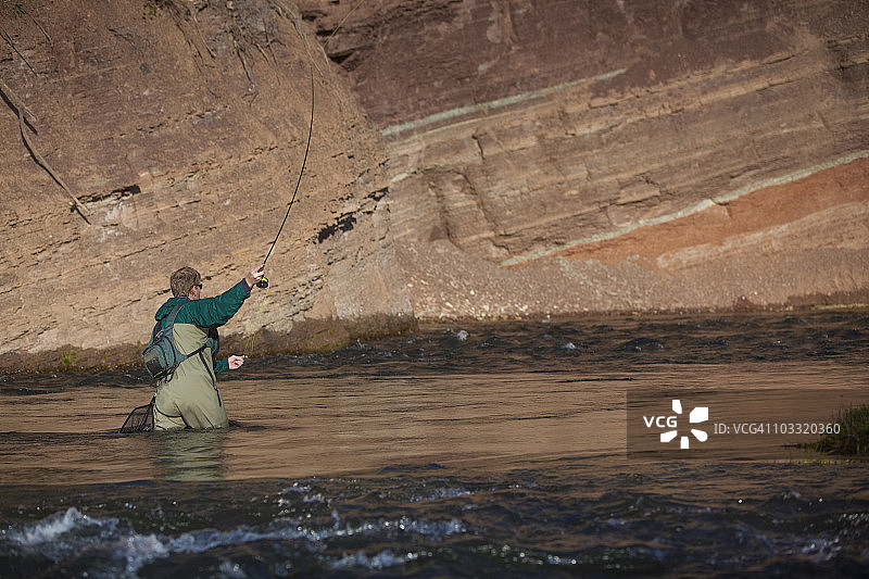 一名男子在犹他州北部普罗沃河飞蝇钓鱼图片素材