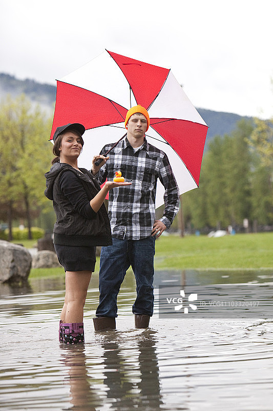 水战后的年轻人在水坑里的人物肖像图片素材