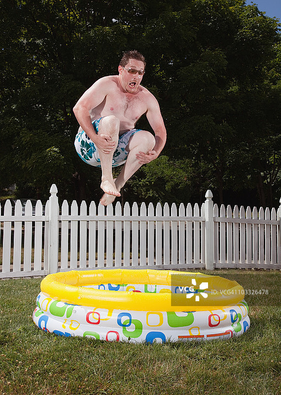 炮弹落入儿童泳池图片素材