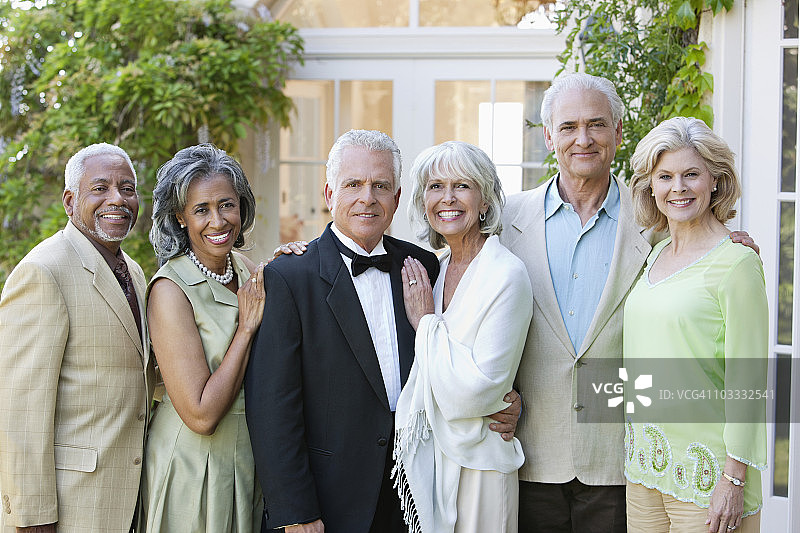 穿着讲究的年长夫妇在微笑图片素材