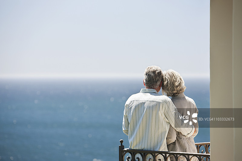 老年夫妇在阳台上欣赏海景图片素材