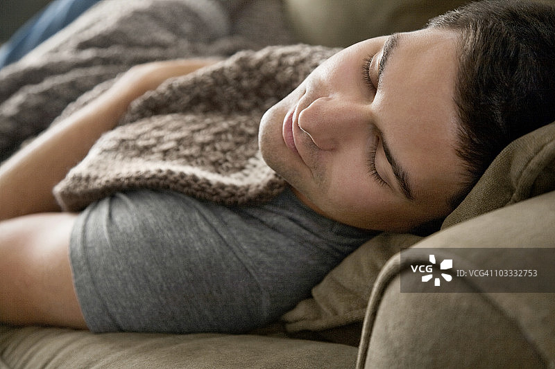 男子在沙发上小憩图片素材