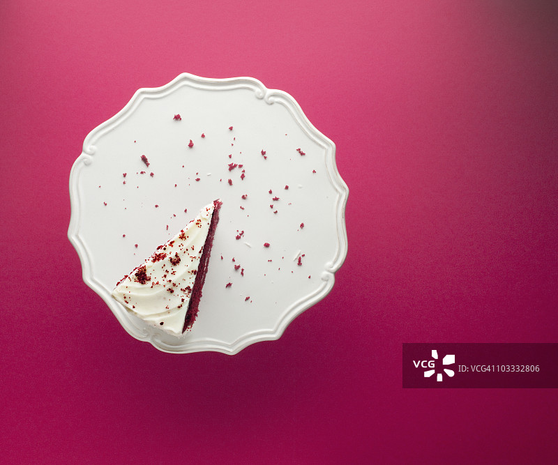 蛋糕架上的巧克力蛋糕切片图片素材