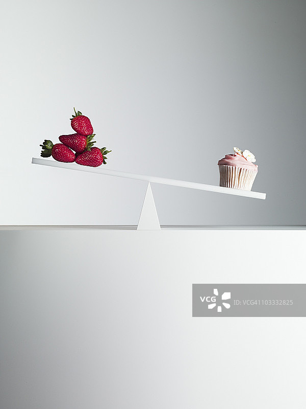 草莓跷跷板纸杯蛋糕图片素材