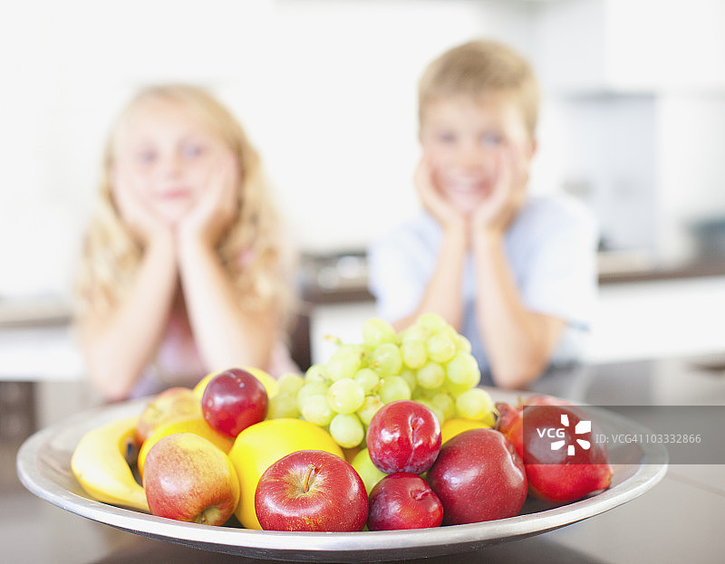 孩子们看着一碗水果图片素材