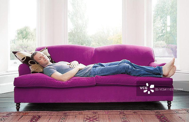 男子在沙发上小憩图片素材