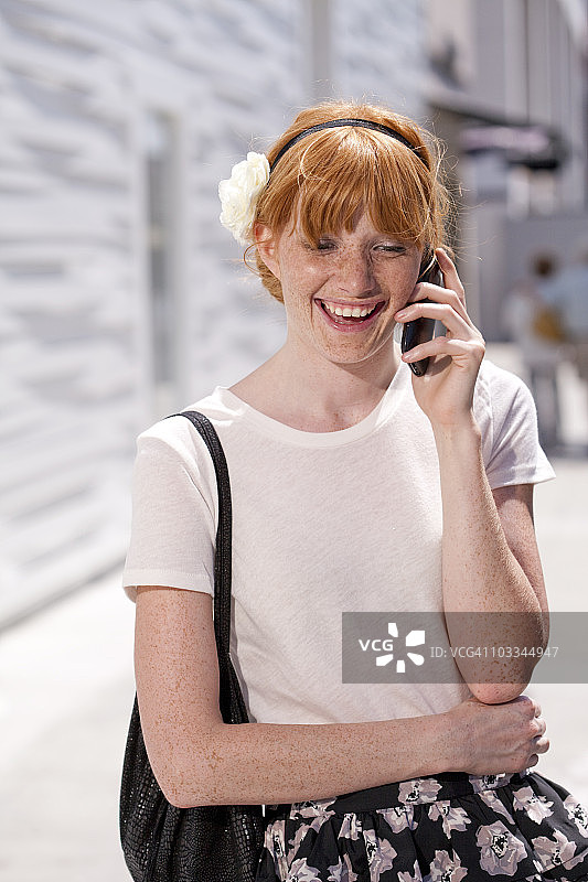 穿着时尚的年轻女人图片素材