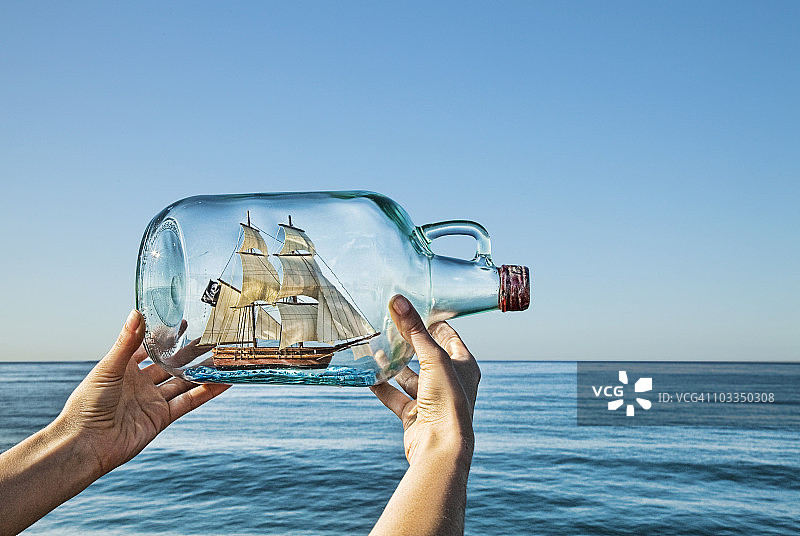 瓶中海上的船舶图片素材