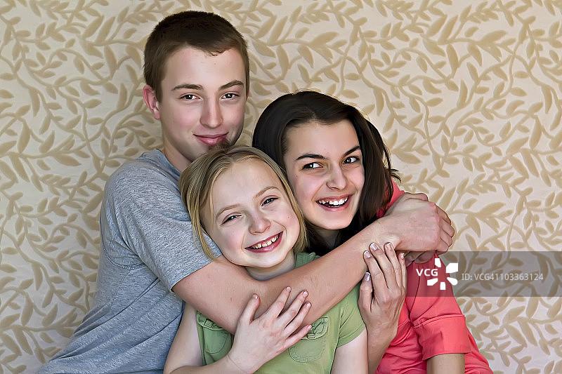 三个快乐的兄弟姐妹图片素材