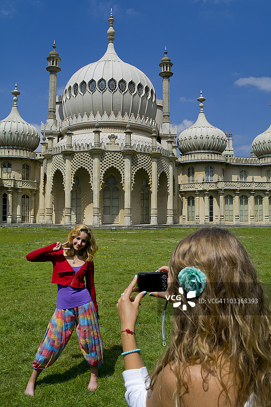 在布莱顿皇家馆前拍照的青少年图片素材