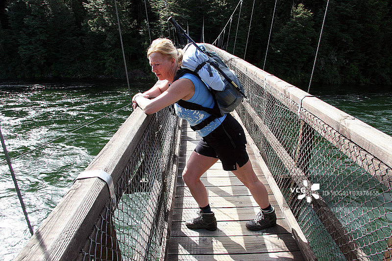 女徒步者在新西兰的开普勒赛道上徒步图片素材