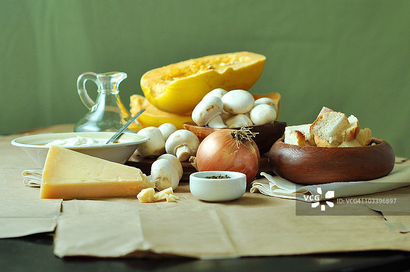 意大利面条南瓜砂锅的食材图片素材