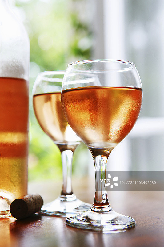 餐桌上的玫瑰葡萄酒静物图片素材