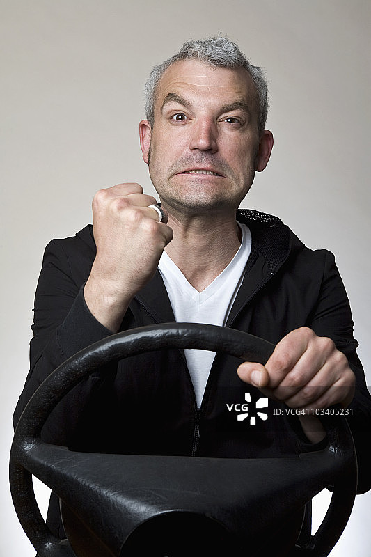 男人在方向盘后挥拳图片素材