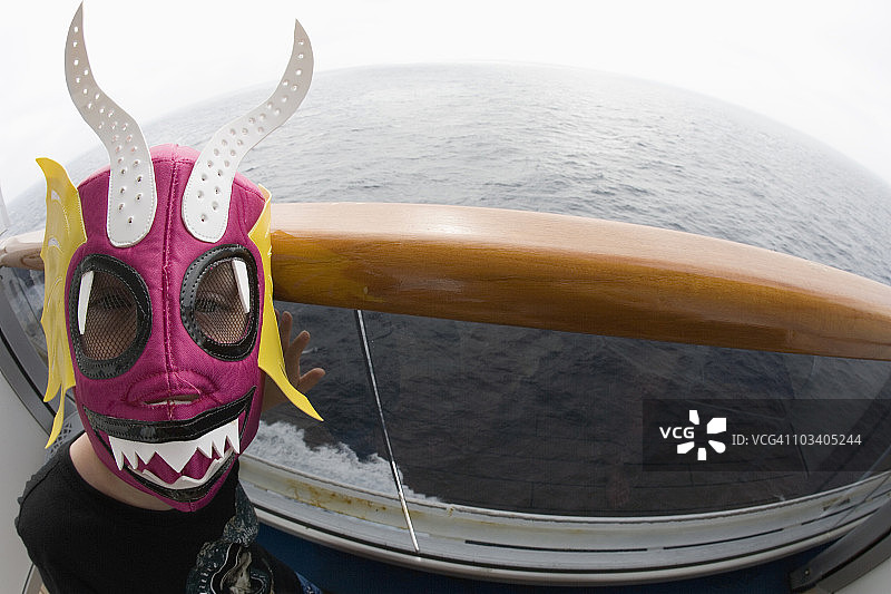 男孩戴着口罩在船上图片素材