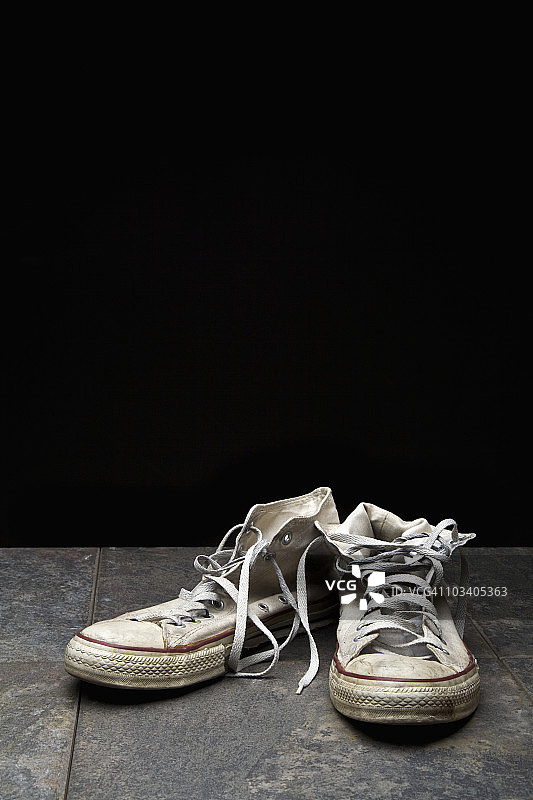 一双帆布鞋图片素材