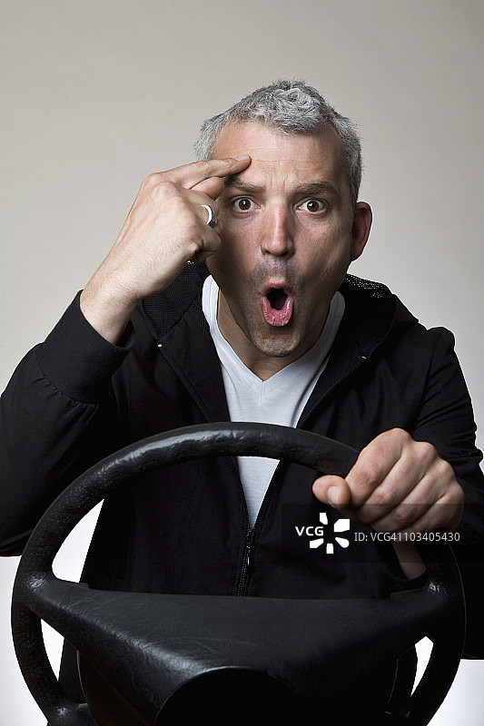 驾驶室内沮丧的男人图片素材