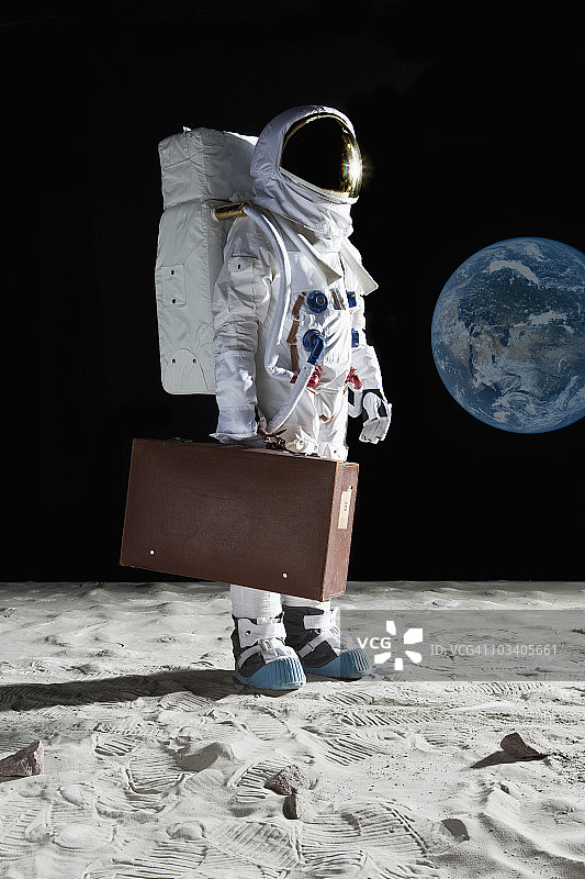 月球上的宇航员，手提箱图片素材