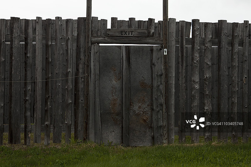 高高的木栅栏的出口图片素材