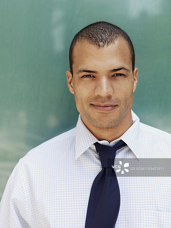 一个年轻商人的肖像图片素材