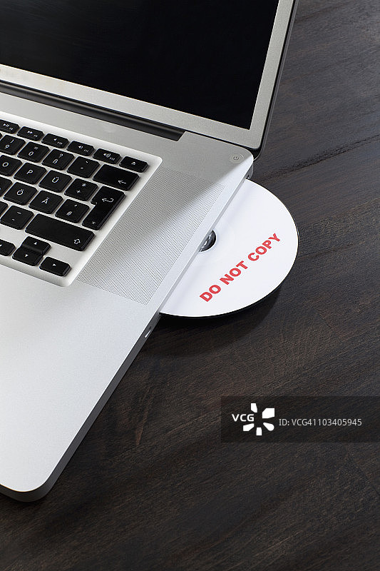 笔记本电脑插入“请勿复制”光盘图片素材