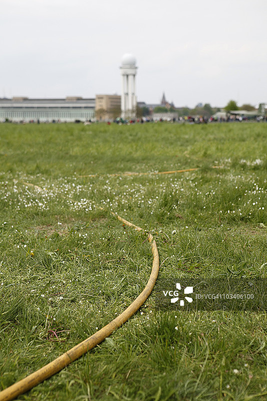 穿过田野的软管图片素材