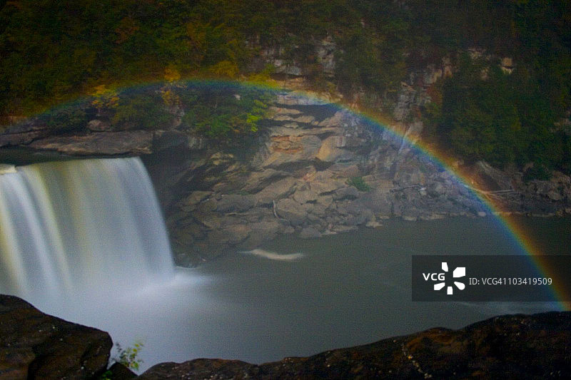 坎伯兰瀑布州立公园的丰收月虹图片素材