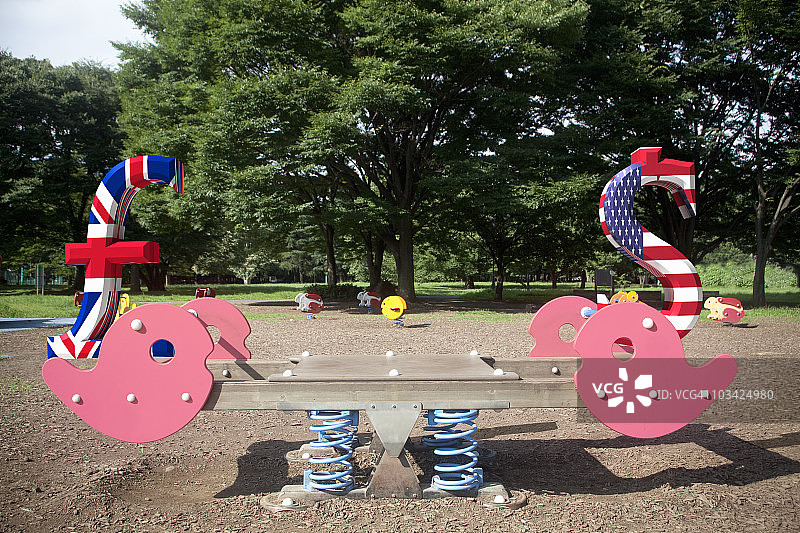 跷跷板上平衡的货币符号图片素材