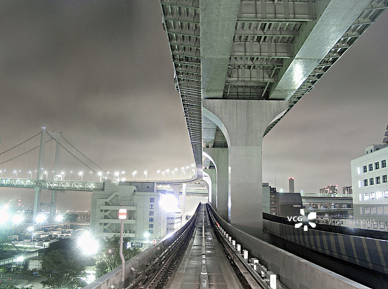 东京单轨列车与彩虹桥夜景图片素材