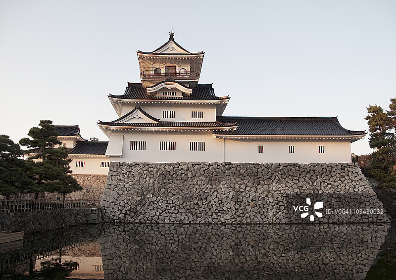 日落时护城河边的富山城图片素材