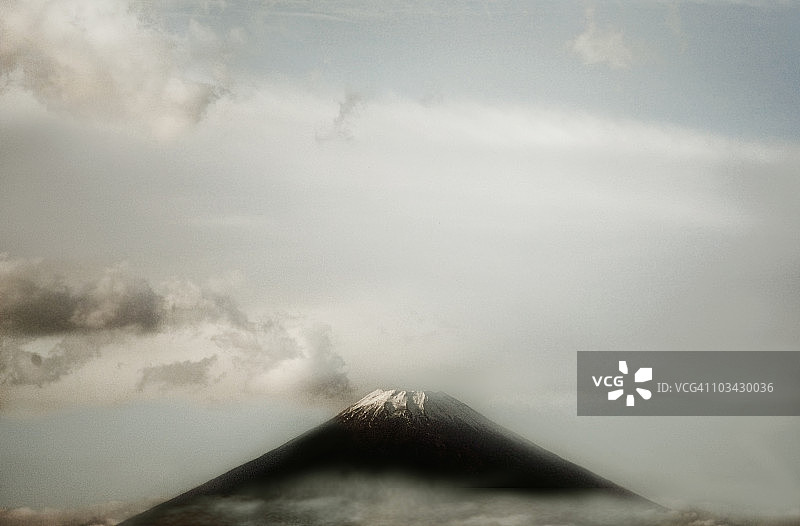日落时分的富士山远景图片素材