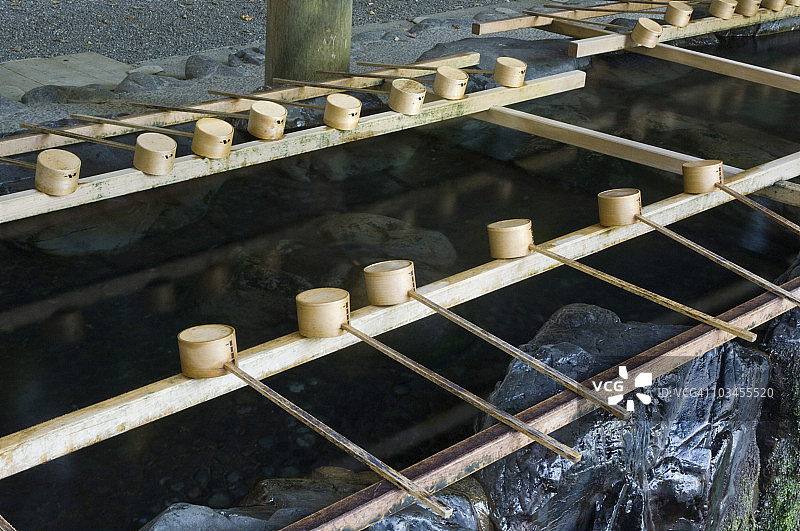 日本伊势神宫手水钵上的木勺图片素材