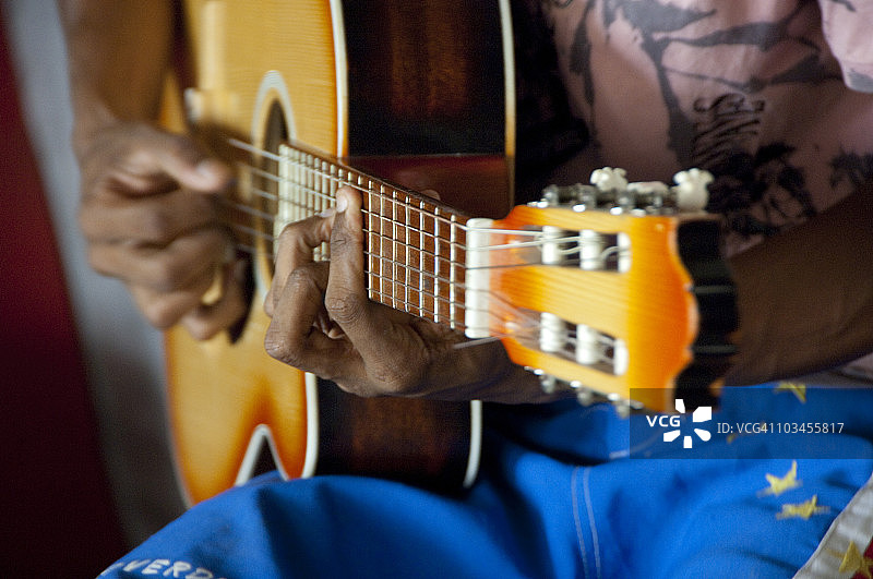 音乐家在佛得角明德卢吉他工作室弹吉他图片素材