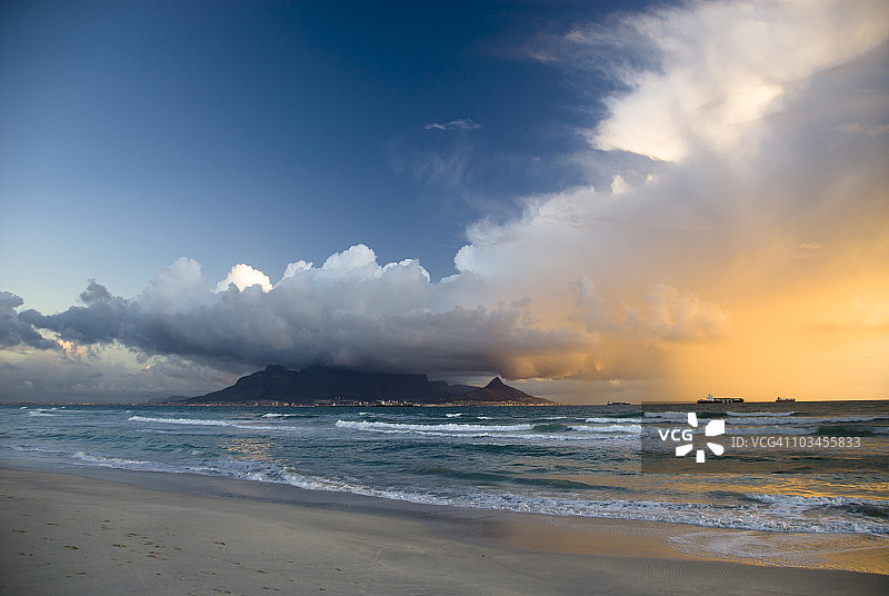南非西开普省开普敦桌山日落云彩图片素材